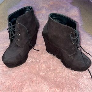 Ankle wedge tie up heels . Great condition ! Super easy to walk in . Even on ice